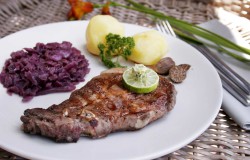 Chuleta de cerdo con col morada estilo danes