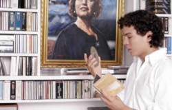 Die Musikbibliothek enhält 1200 klassische CDs – Das Gemälde ist von Kirsten Flagstad