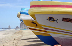 Fischerboote auf dem Strand Im Hintergrund Kapp San Lorenzo