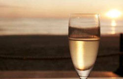 Una copa de vino blanco para disfrutar la caida del sol